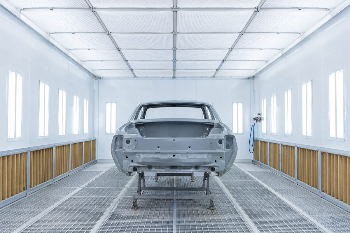 Paint spray booth with ceiling diffusion media and paint arrestors