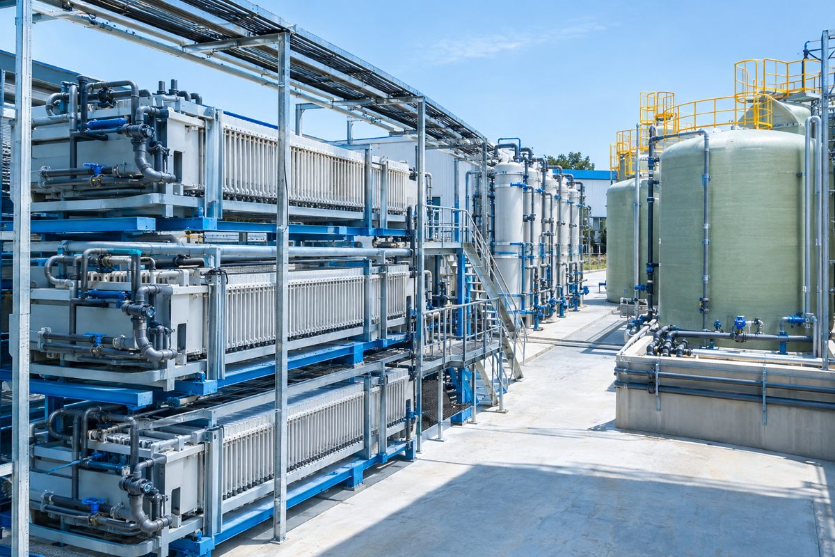 Membrane-cell chlorine generation plant with electrolyzers and hypochlorite storage tanks